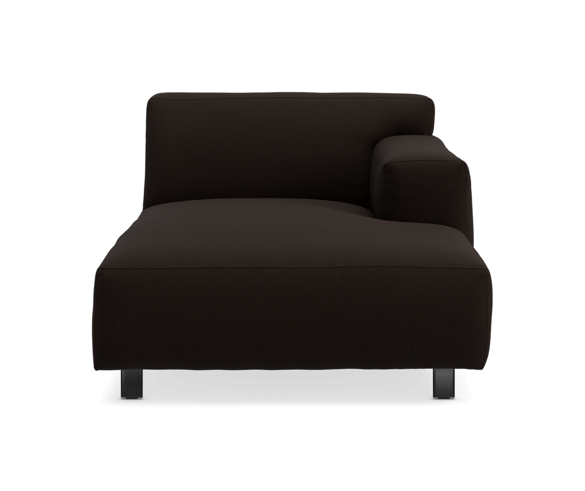 Mørkebrun modulsofa/chaise med højre armlæn, set forfra.