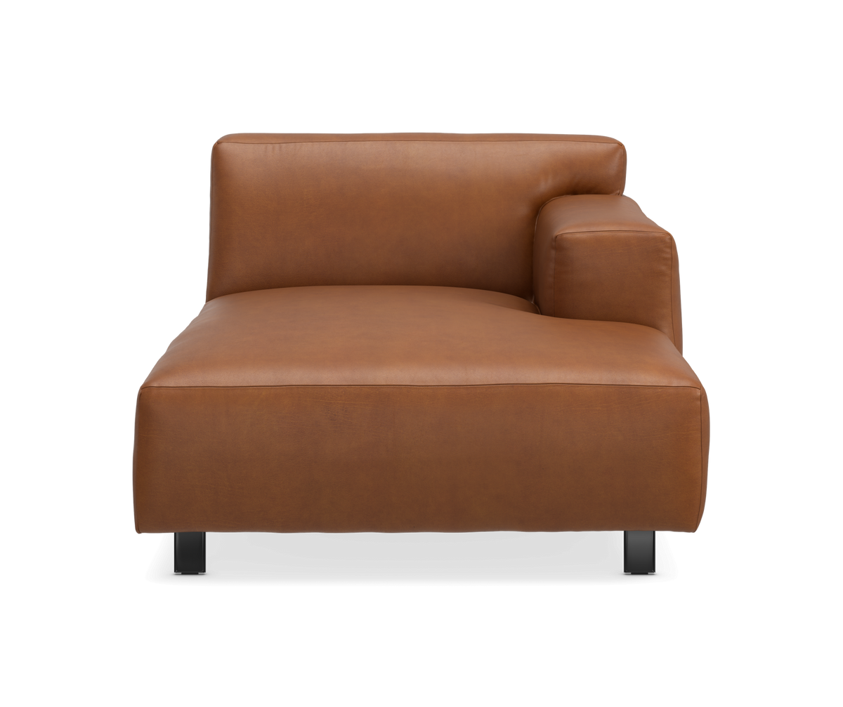Modulsofa i brun læder med højre armlæn, set forfra.