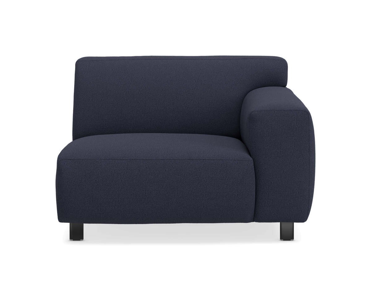 Mørkeblå modulsofa med højre armlæn set forfra.