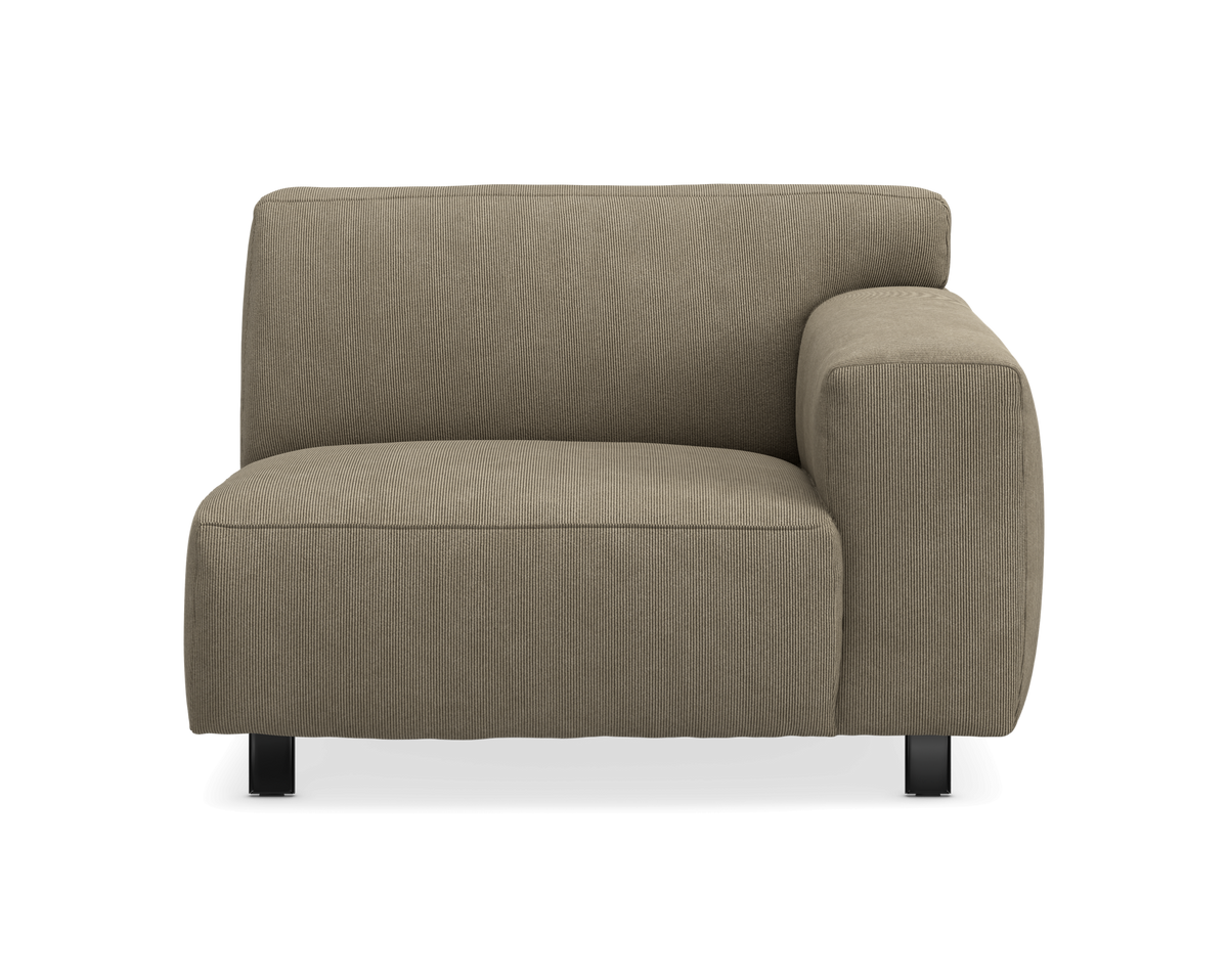 Modulsofa med højre armlæn i beige stof, set forfra.