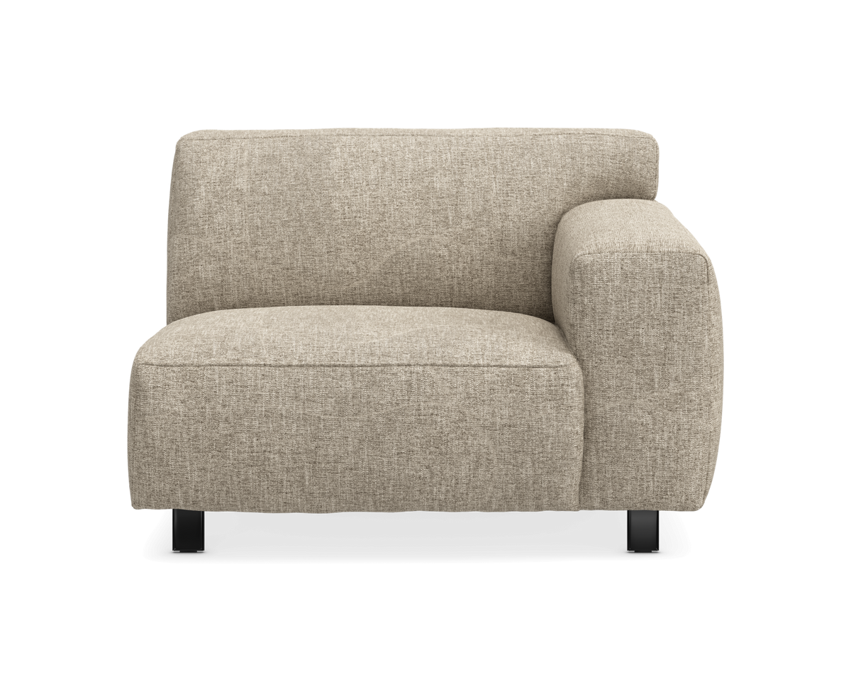 Beige modulsofa med højre armlæn i tekstil, frilagt set forfra.