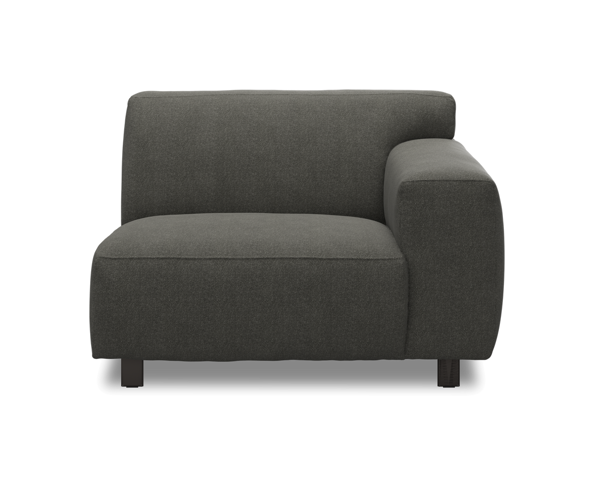 Mørkegrå modulsofa med højre armlæn set forfra.