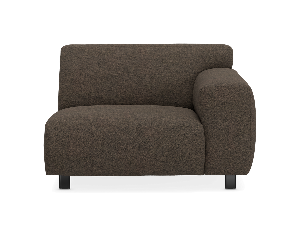 Mørkebrun modulsofa, 1‑sæde med armlæn i højre side, frontvisning.