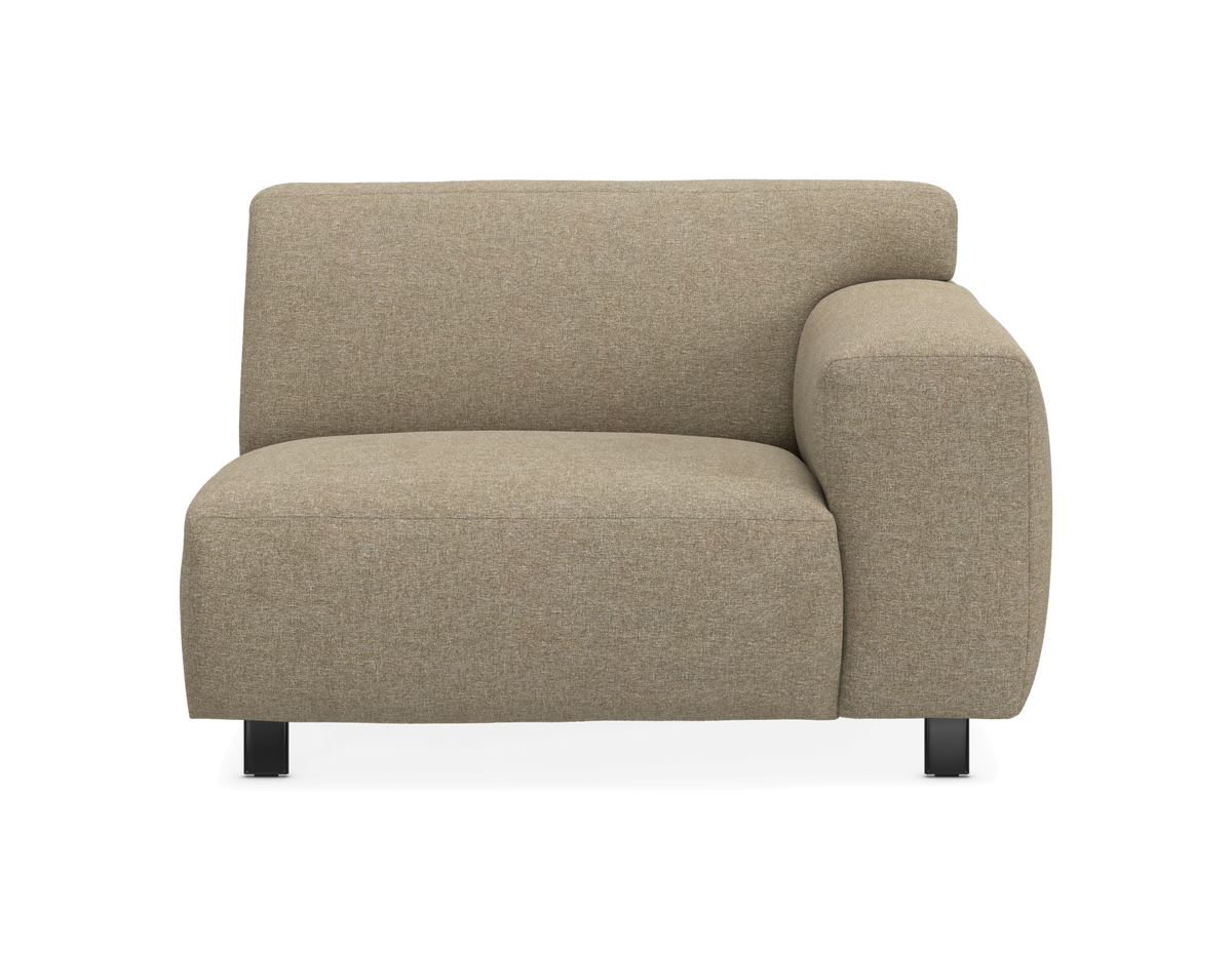 Forfra af beige modulsofa med højre armlæn, fritstående på sorte ben.
