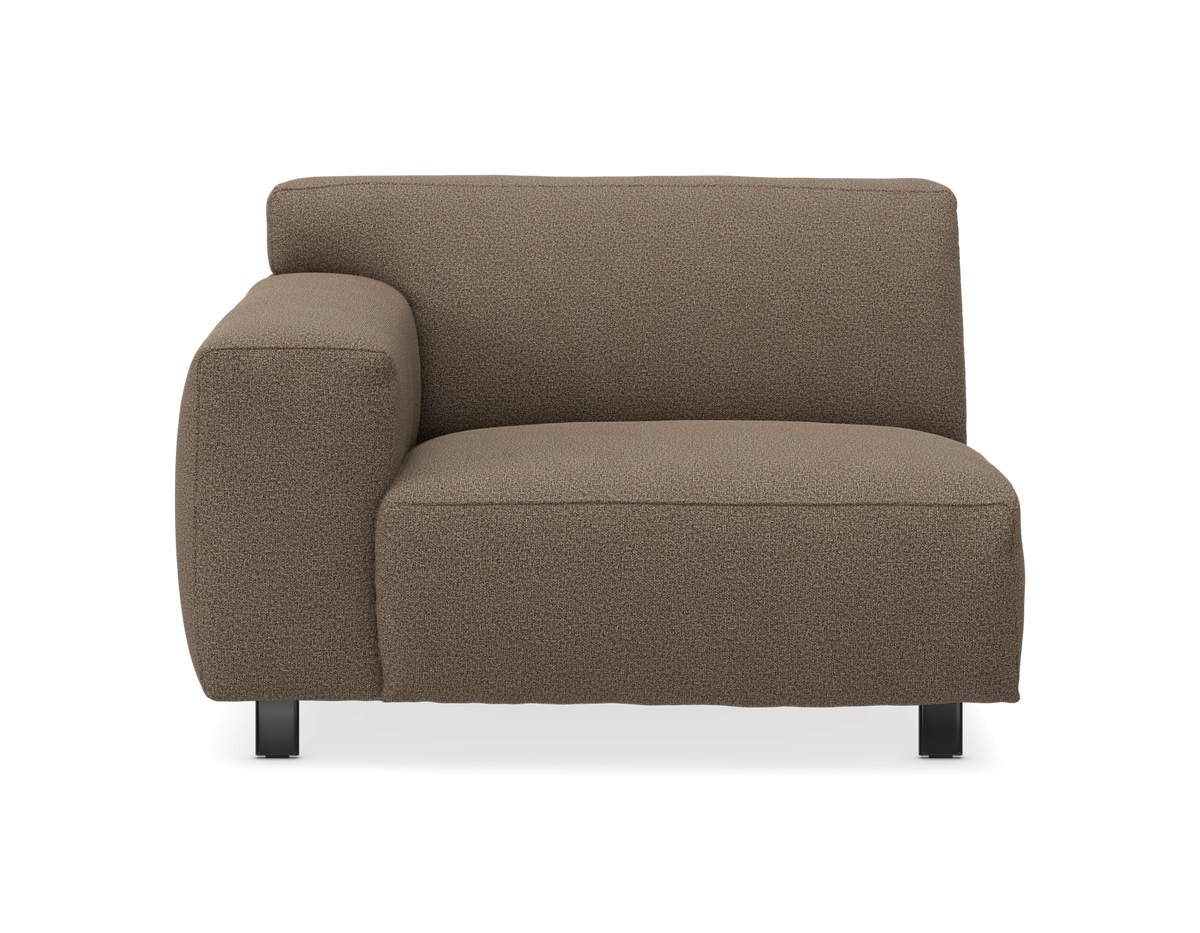 Brunt sofa-hjørnemodul med venstre armlæn og sorte ben, frontvisning mod neutral baggrund.