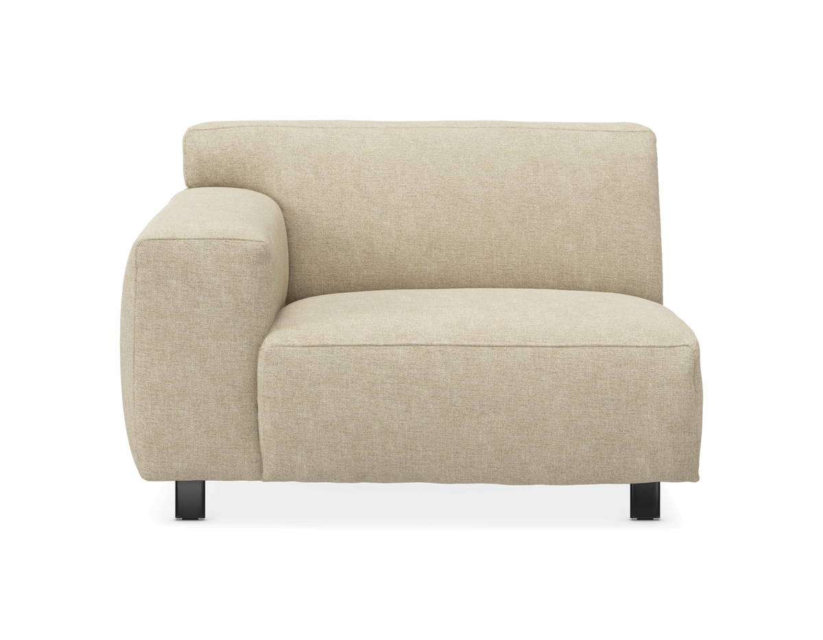 Beige modulsofa, hjørnemodul med venstre armlæn på sorte ben, frontvisning.