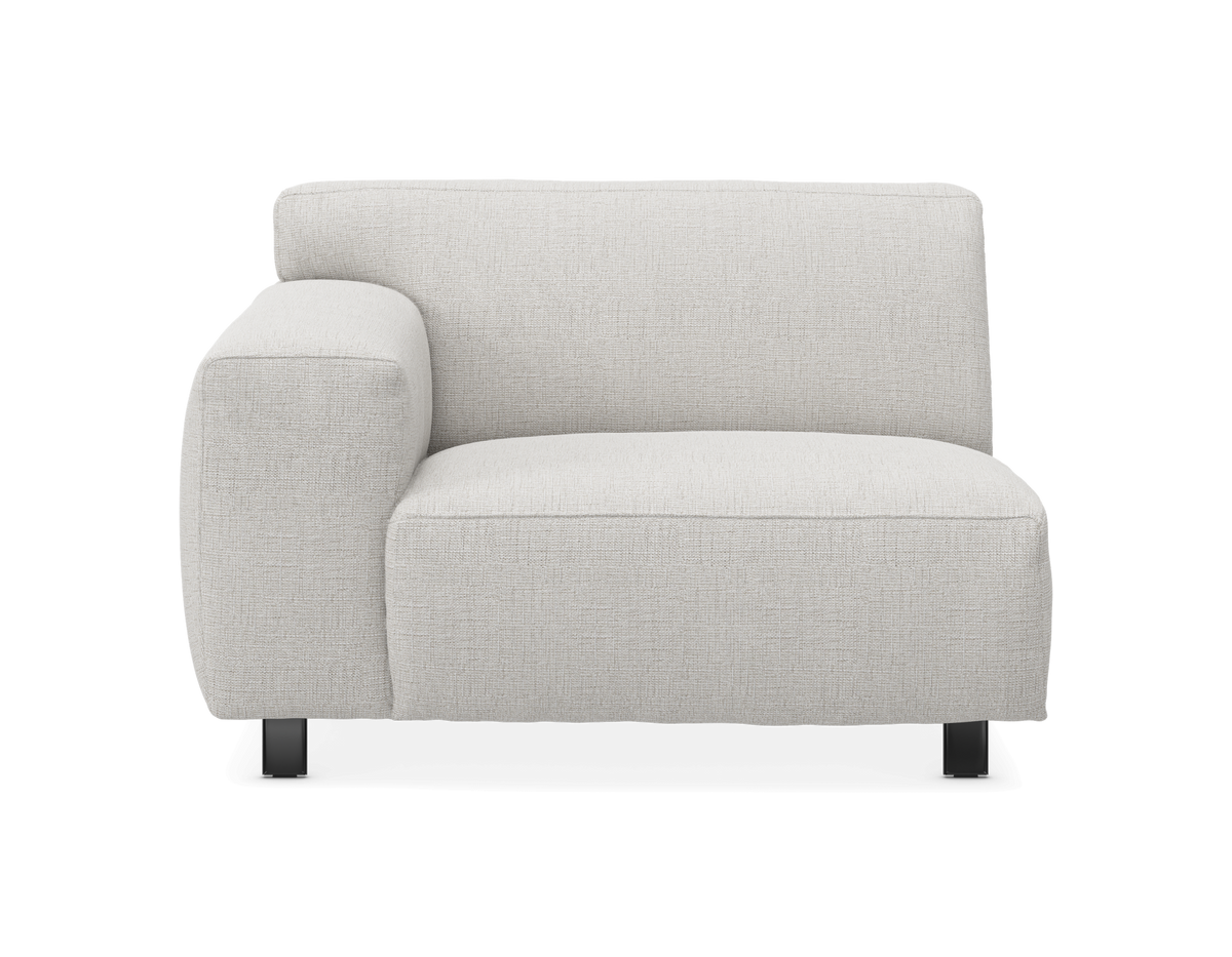 Lysebeige modulsofa med venstre armlæn, set forfra.