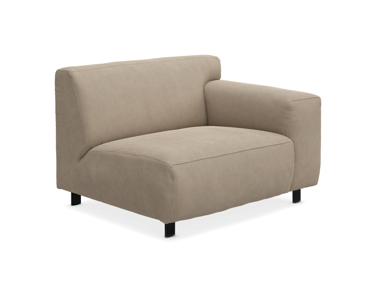 Modulsofa med højre armlæn i beige stof, fotograferet på hvid baggrund.