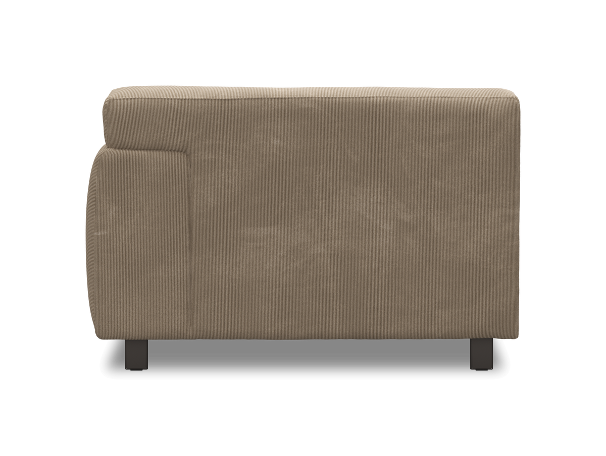 Sidevisning af beige modulsofa med armlæn og sorte ben, frilagt produktbillede.