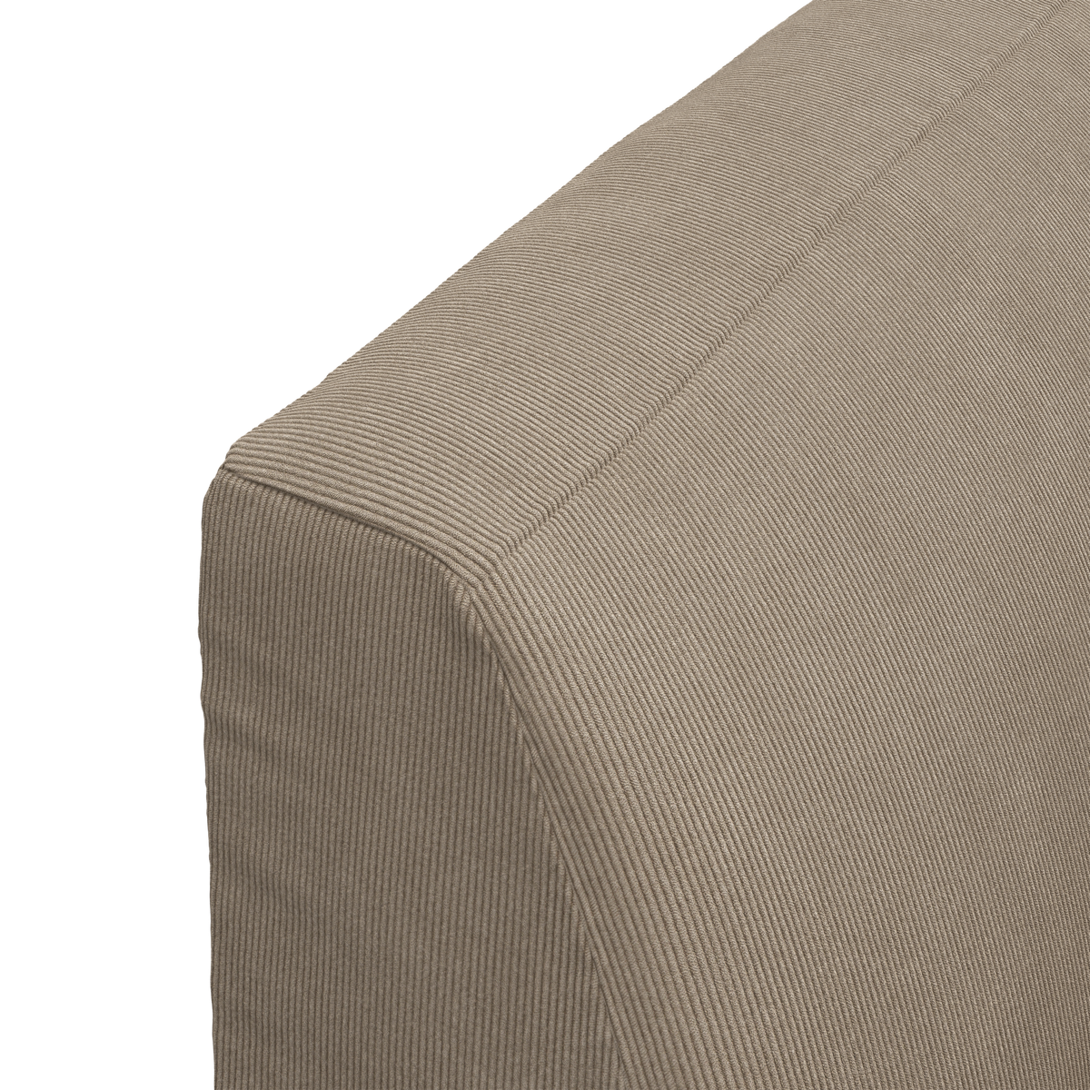Nærbillede af beige, ribbet stof på sofaens armlæn, isoleret mod baggrund.