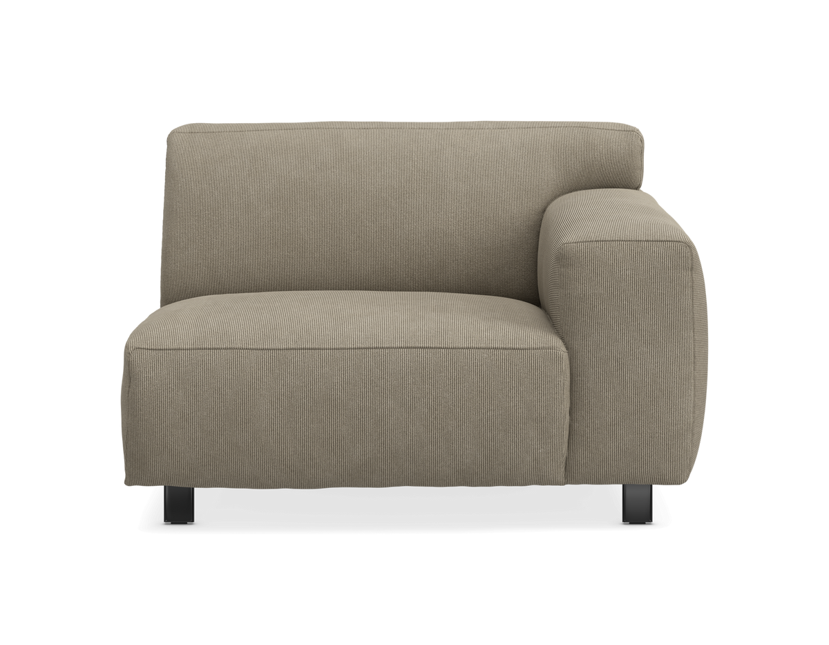Modulsofa med højre armlæn i beige riflet stof, frilagt frontvisning.