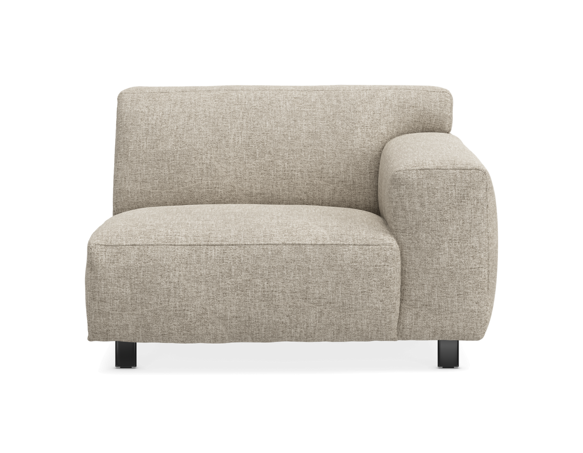 Modulsofa med højre armmodul i beige stof, set forfra på hvid baggrund.