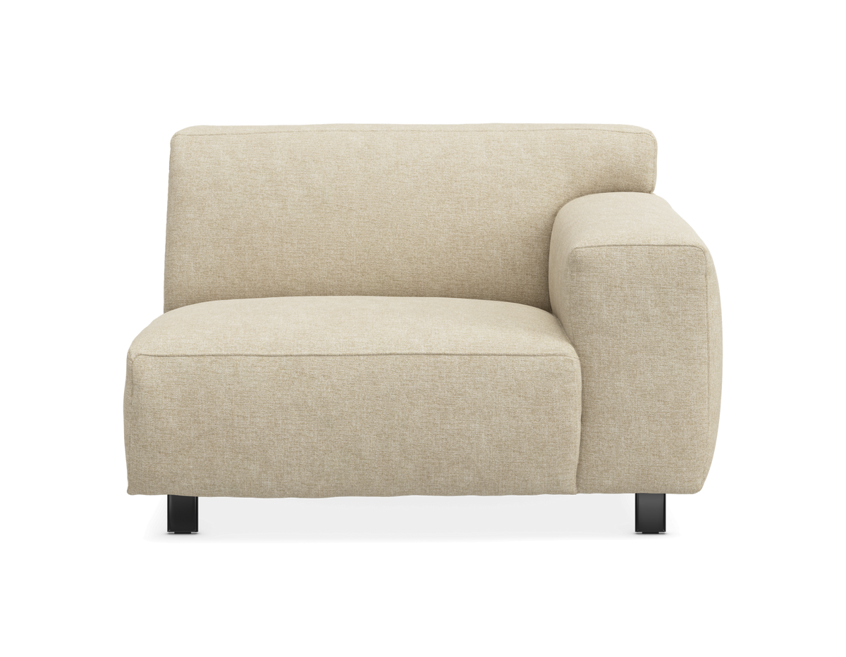 Modulsofa med højre armlæn i beige stof, frontvisning på hvid baggrund.