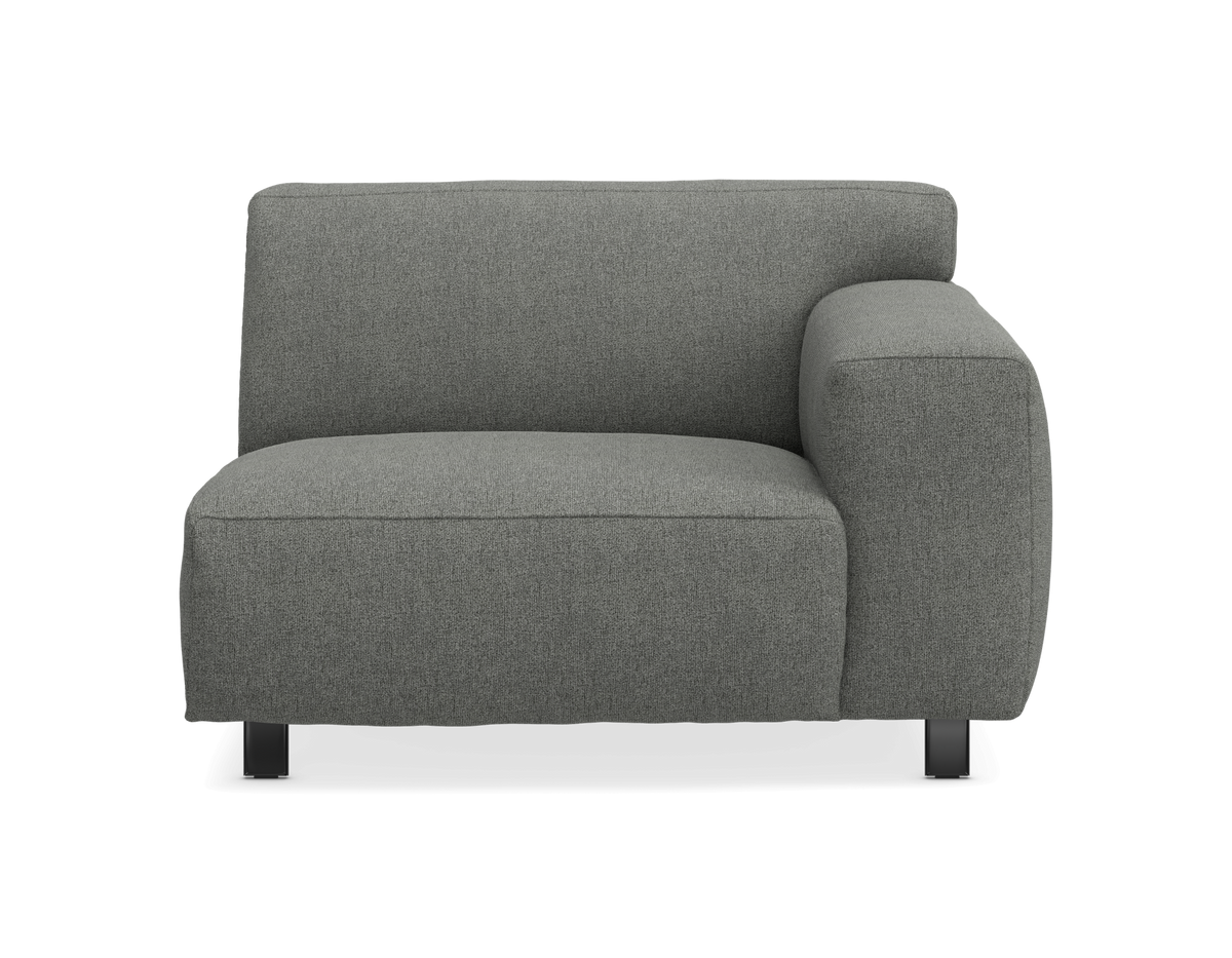 Grå modulsofa med højre armlæn set forfra på neutral baggrund.