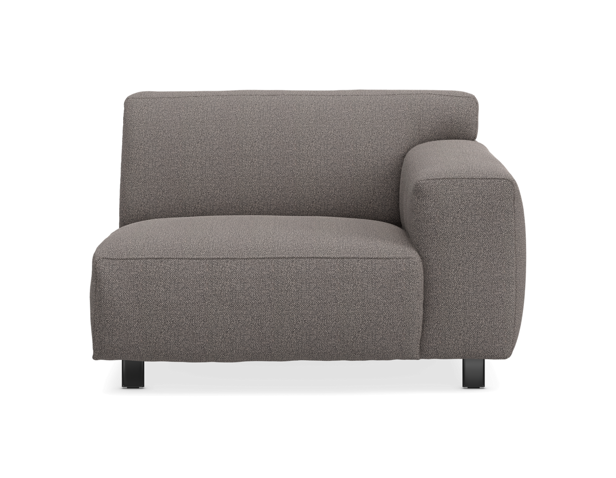 Modulær sofa med højre armlæn i gråt stof, frontvisning på hvid/transparent baggrund.
