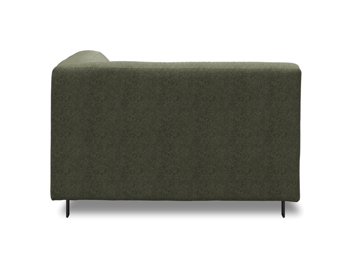 Mørkegrøn sofa set bagfra på hvid studiobaggrund.