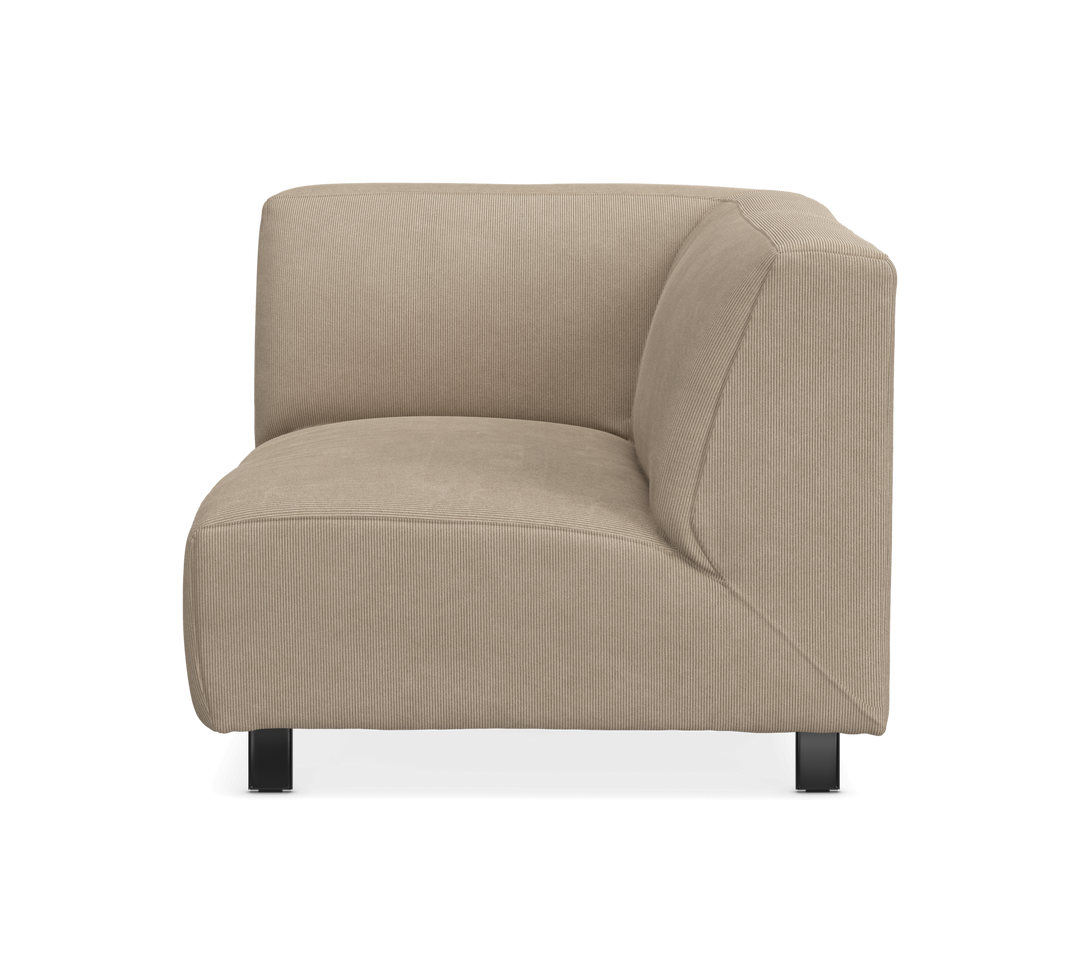 Beige hjørnemodul til sofa med sorte ben, fritlagt på hvid baggrund.