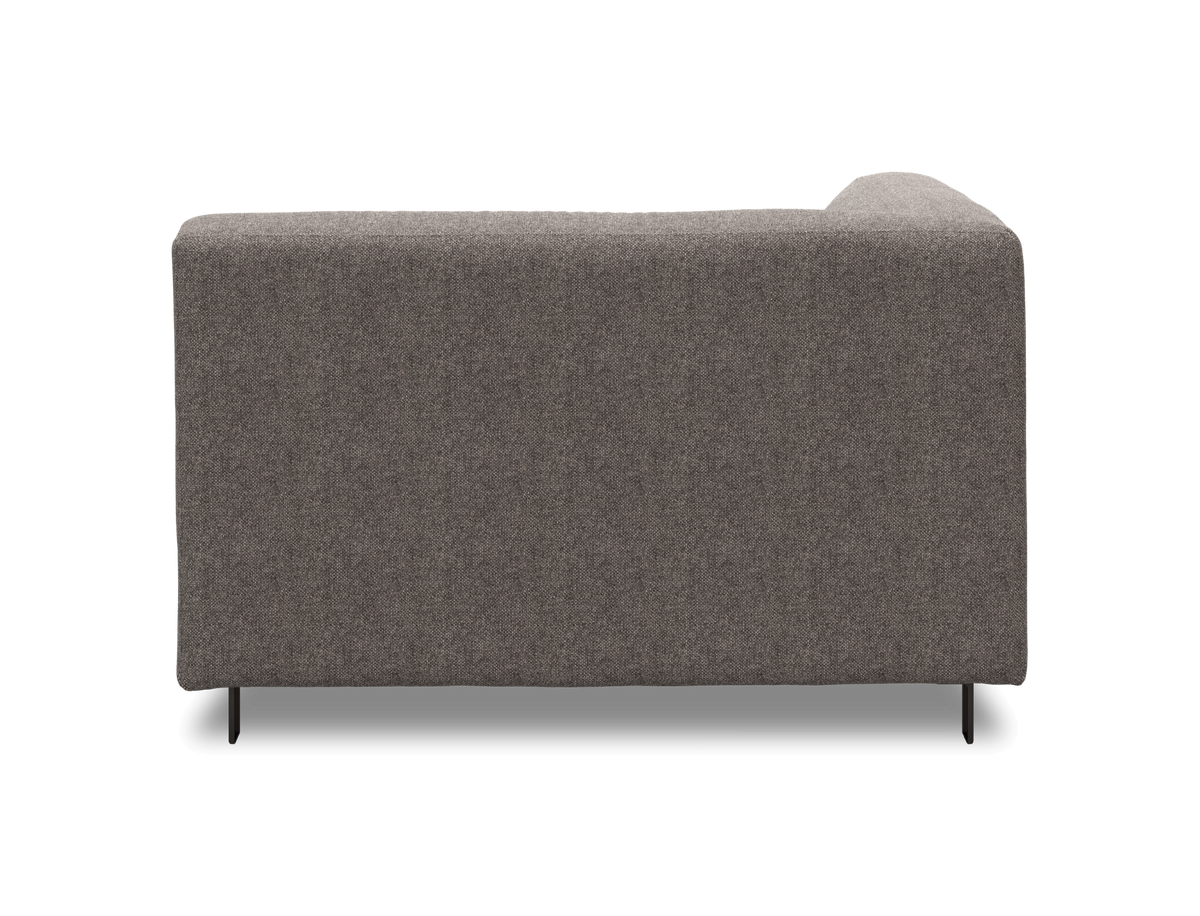 Sofa set fra siden i mørkegråt stof med slanke sorte ben, frilagt på hvid baggrund.