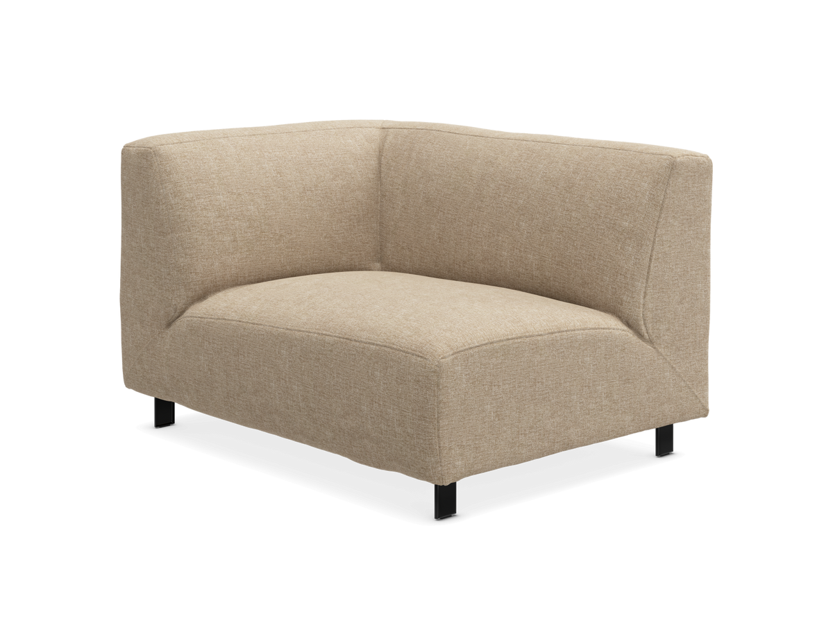 Beige hjørnemodul til sofa i stof med sorte ben, frilagt på hvid baggrund.