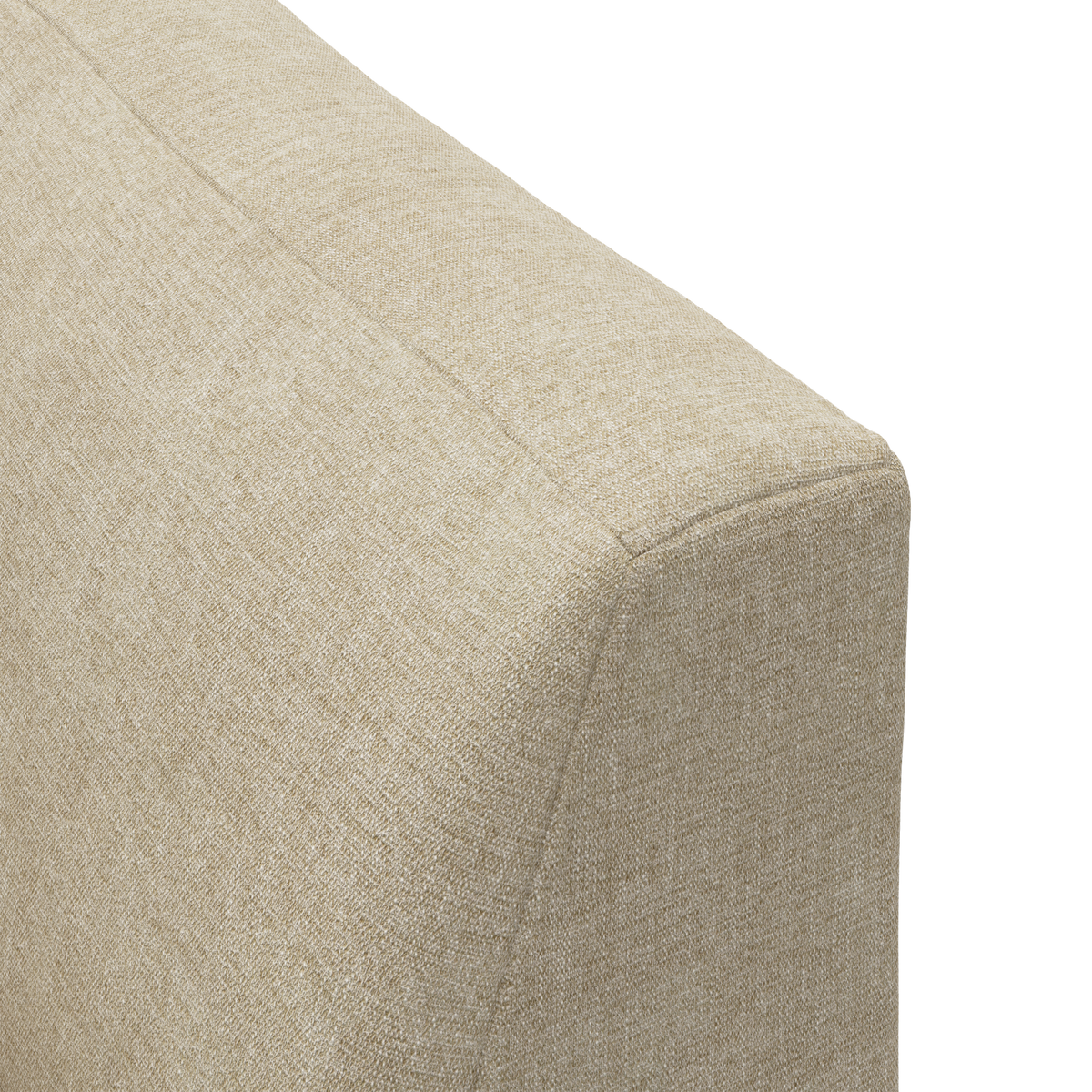 Nærbillede af beige tekstilpolstret sofaarm med ren søm og kant.
