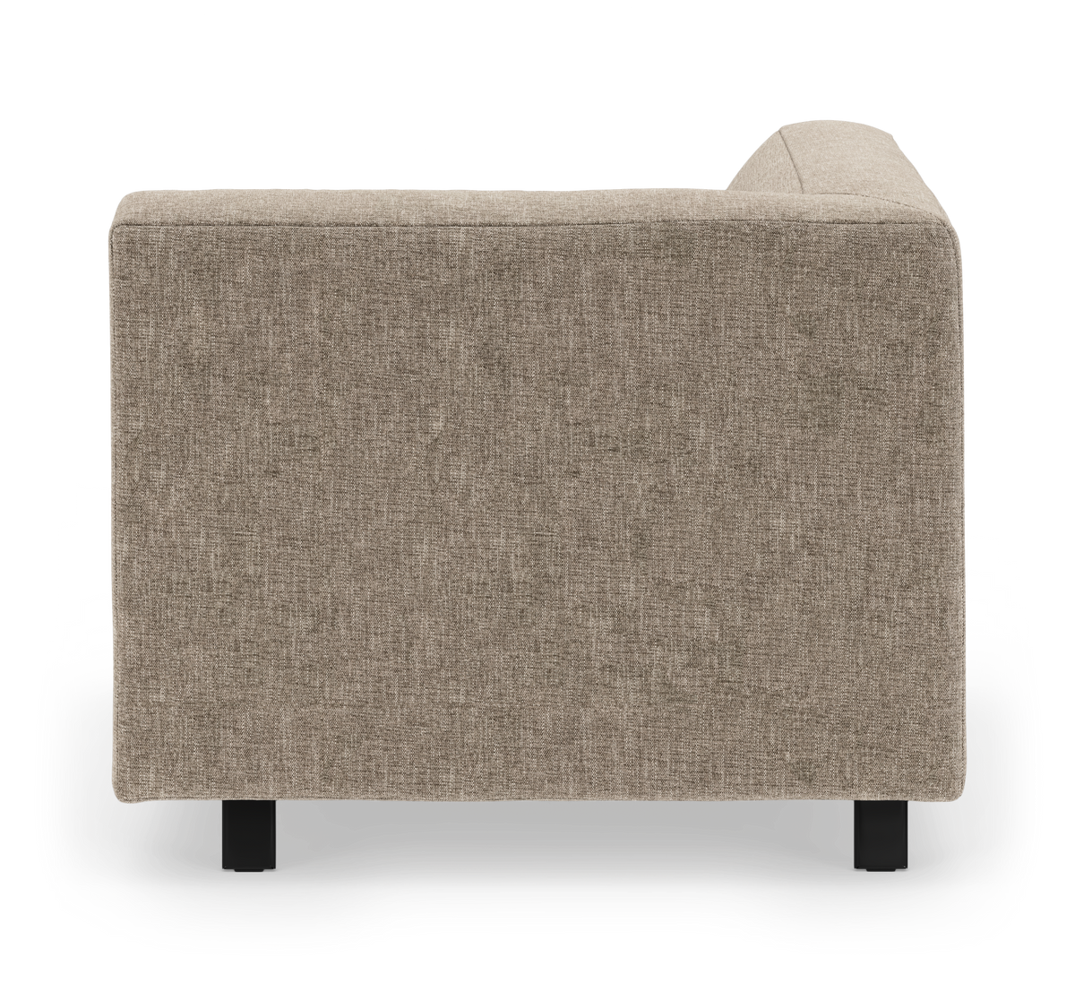 Beige stofsofa set fra siden, isoleret på hvid baggrund med sorte ben.
