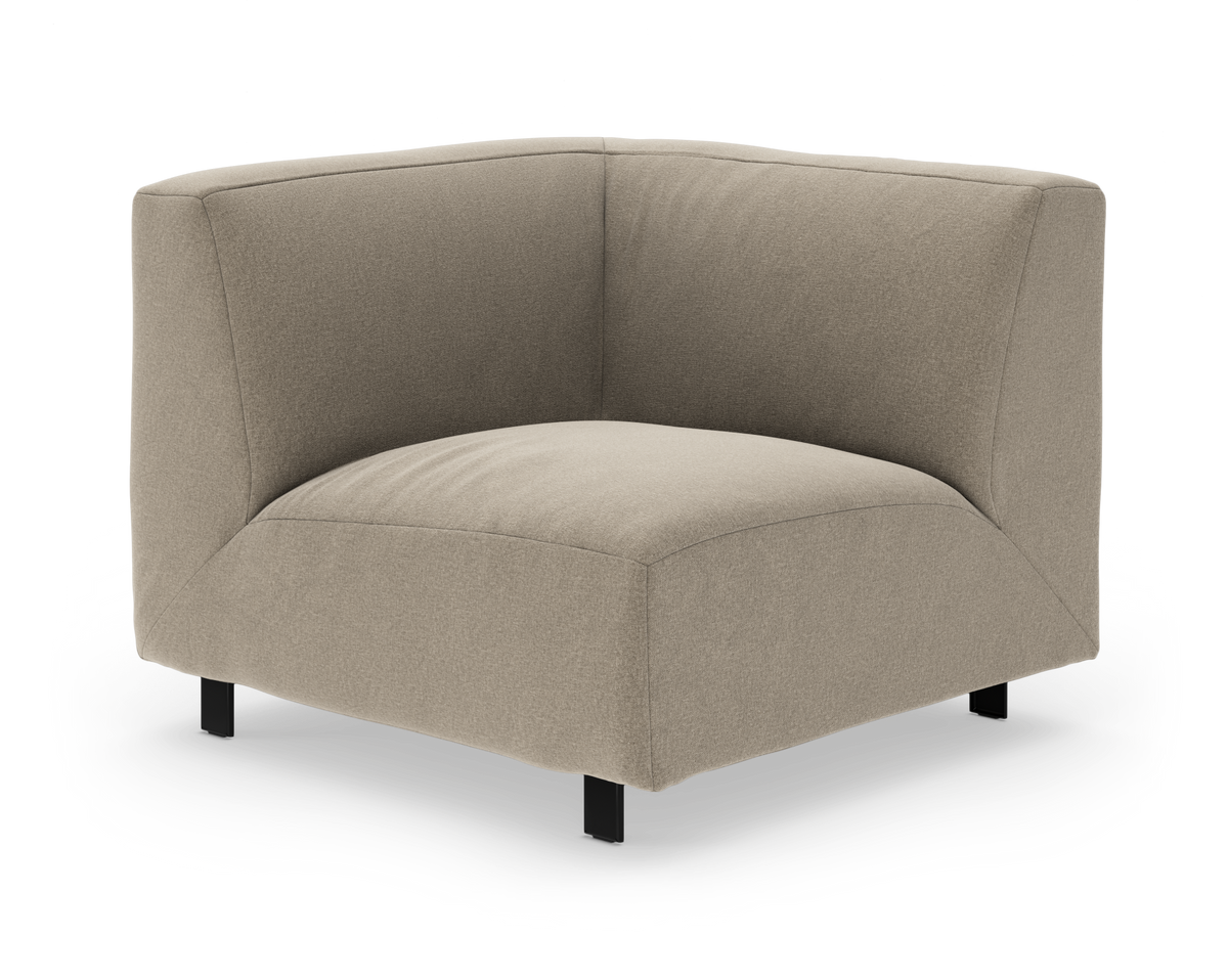 Beige hjørnmodul lænestol med blød stofpolstring og sorte metalben, moderne minimalistisk design på hvid baggrund.