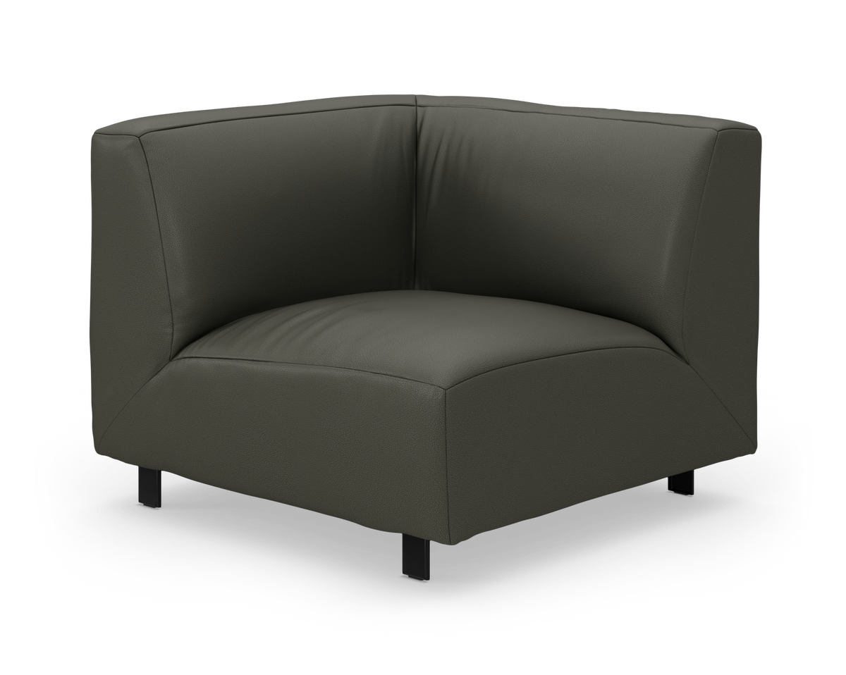 Mørkegrøn hjørnemodulsofa i læderlook med sorte ben, fotograferet i studie mod hvid baggrund.