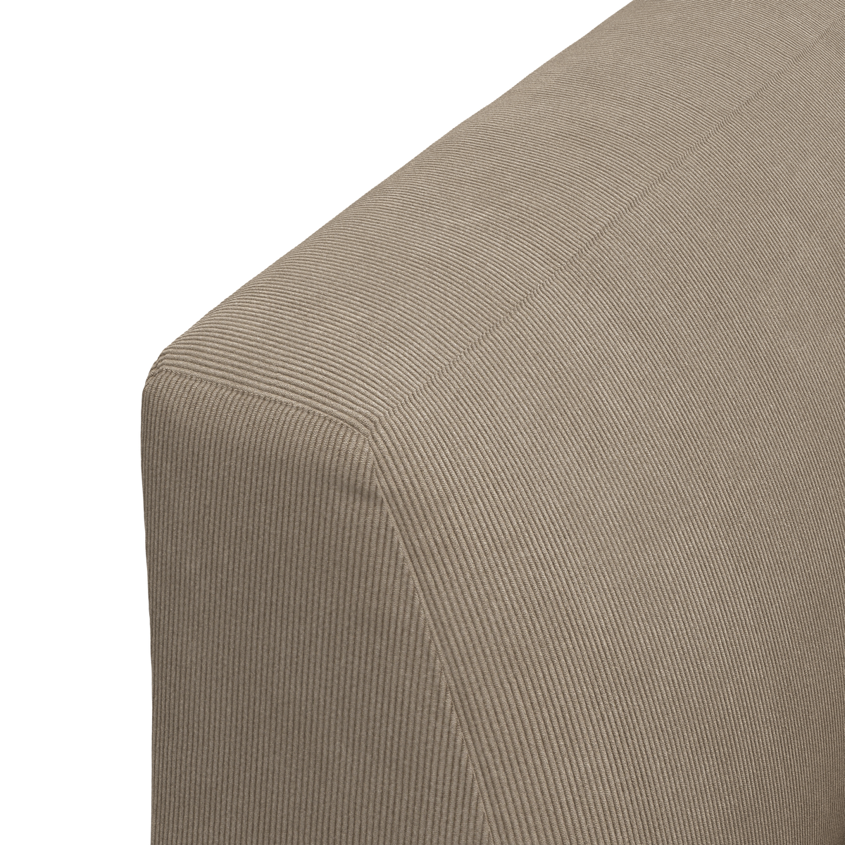 Nærbillede af beige sofa-armlæn med cordfløjlspolstring.
