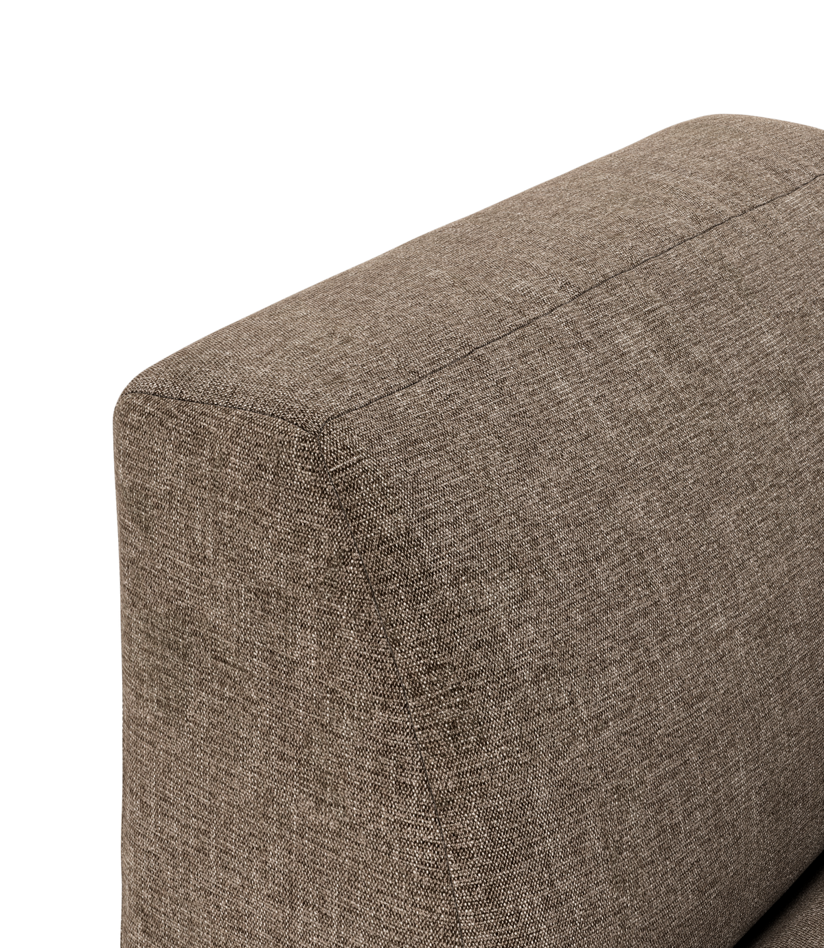 Nærbillede af brun-beige stofbetrukket sofaryg med synlige sømme, fritlagt på hvid baggrund.