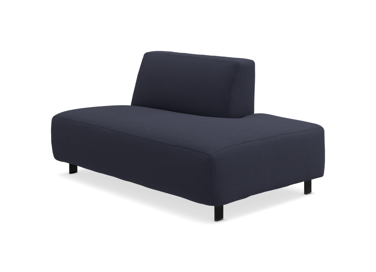 Mørkeblå modulsofa med asymmetrisk ryglæn, frilagt produktbillede.