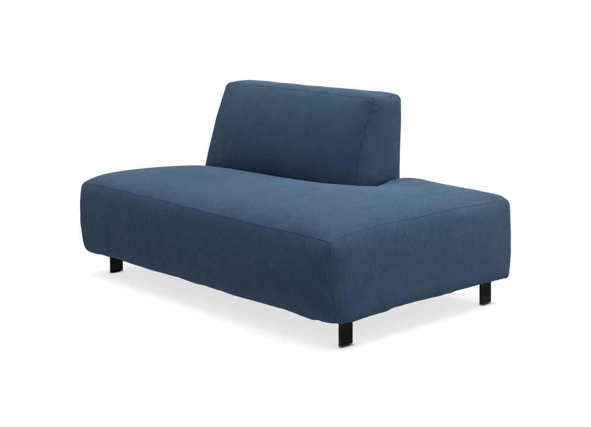 Blå modulsofa uden armlæn med lav ryg, frilagt på hvid baggrund i skrå vinkel.