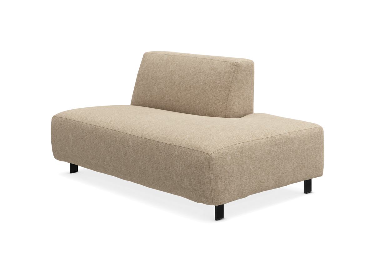 Beige modulsofa uden armlæn med lav ryg, fritstående på hvid baggrund.
