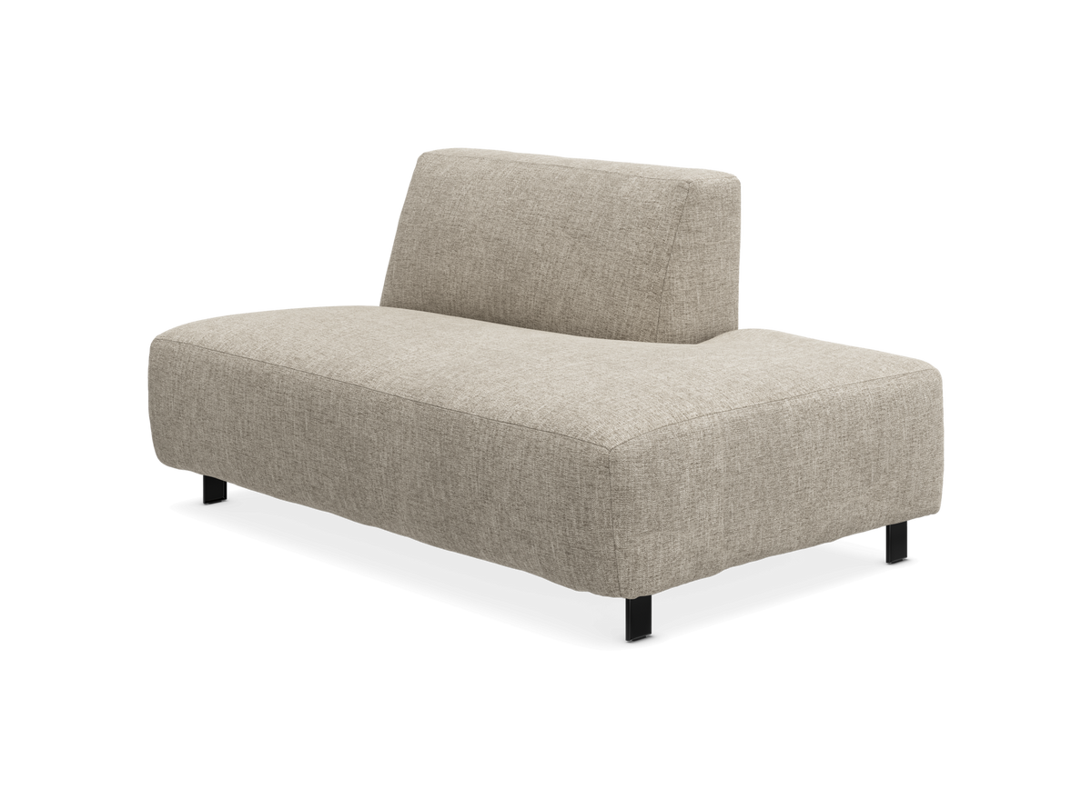 Beige modulsofa uden armlæn med lavt ryglæn på hvid baggrund.