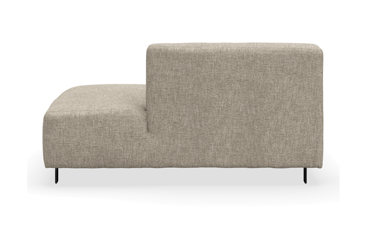 Sidevisning af beige modulsofa med ryglæn i højre side og slanke sorte ben.