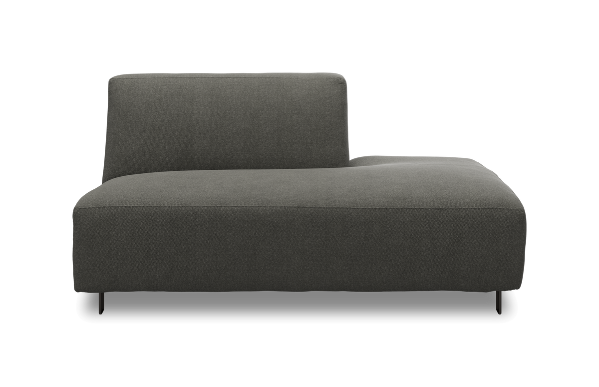 Mørkegrå modulsofa med lav ryg og bløde, afrundede former, frilagt forfra.