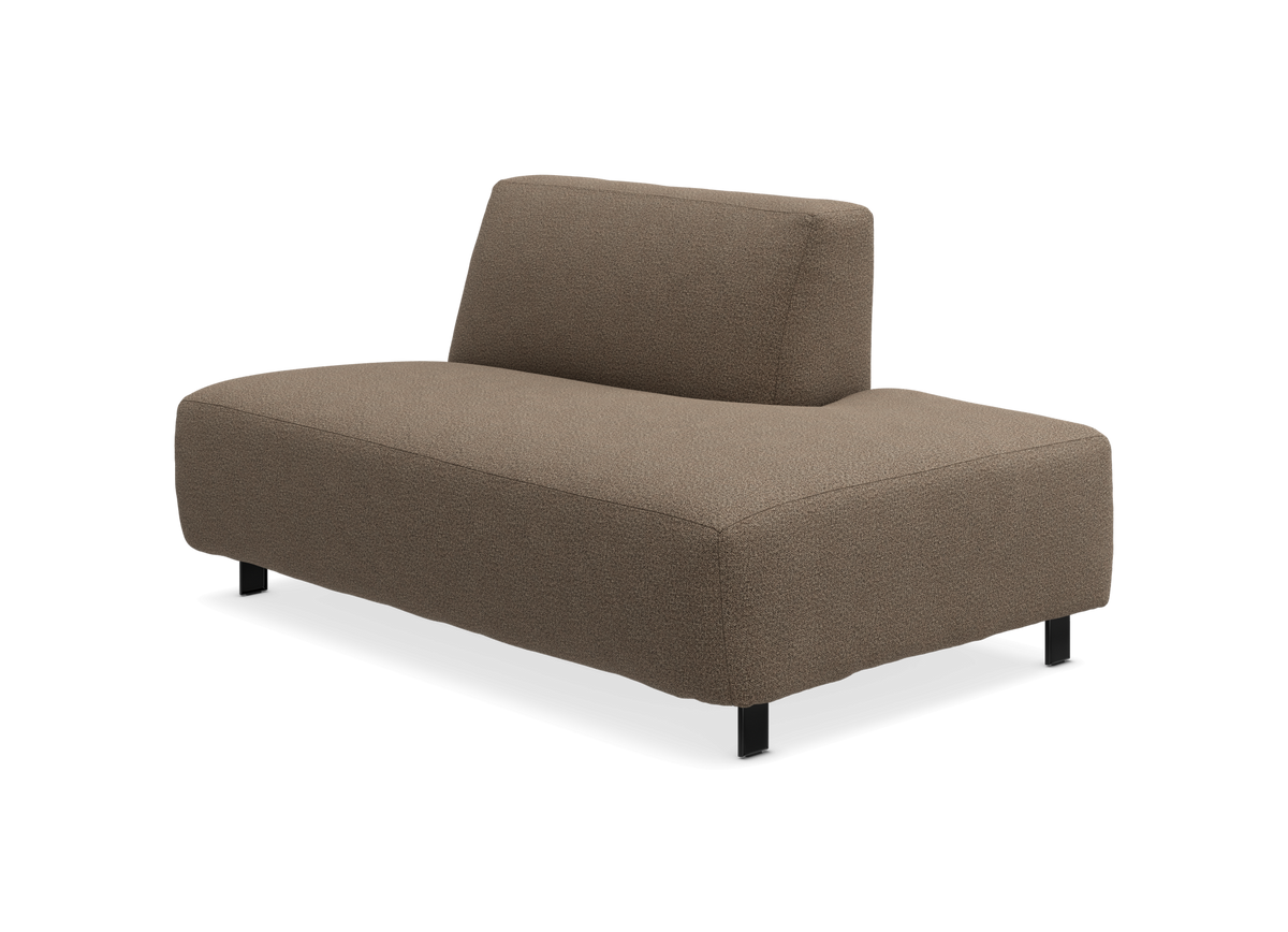Brun modulsofa uden armlæn med lav ryg og sorte ben, frilagt i studie.