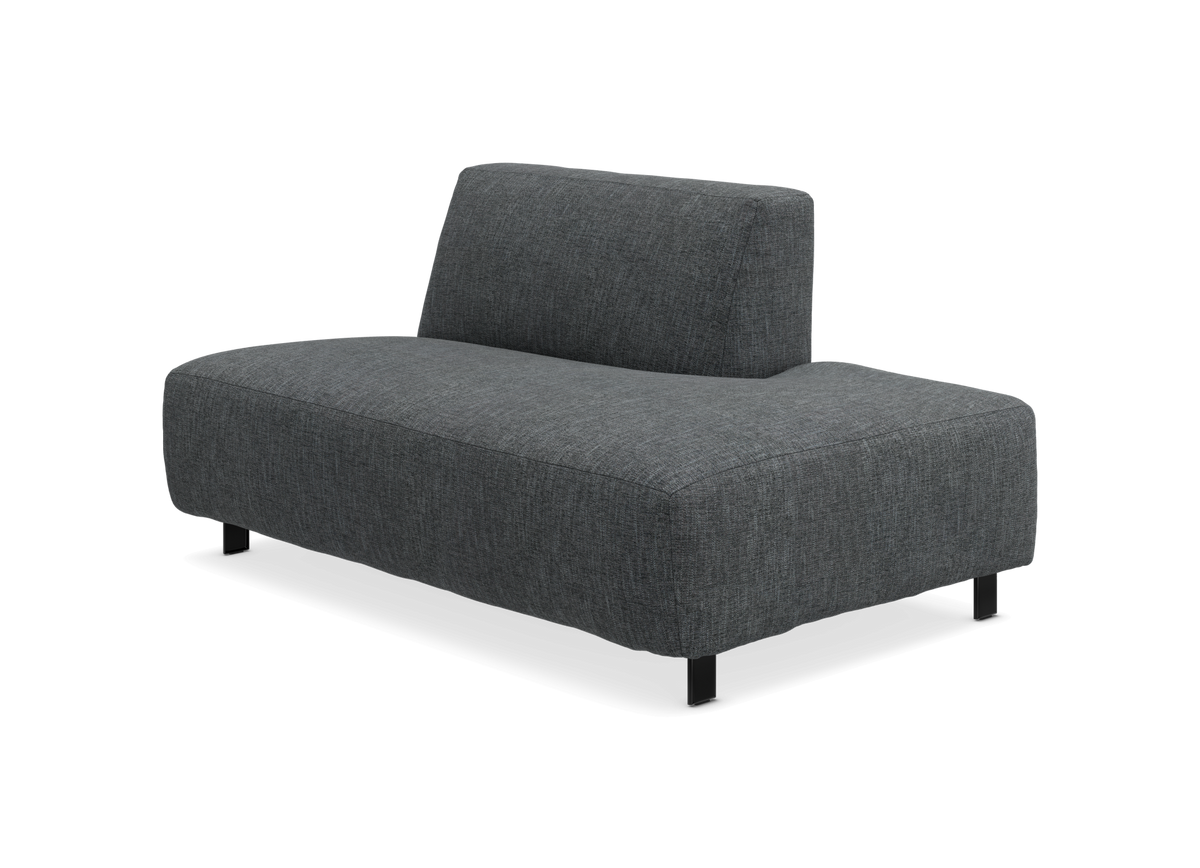 Mørkegrå armløs modulsofa med lav ryg på sorte ben, fritlagt mod hvid baggrund.