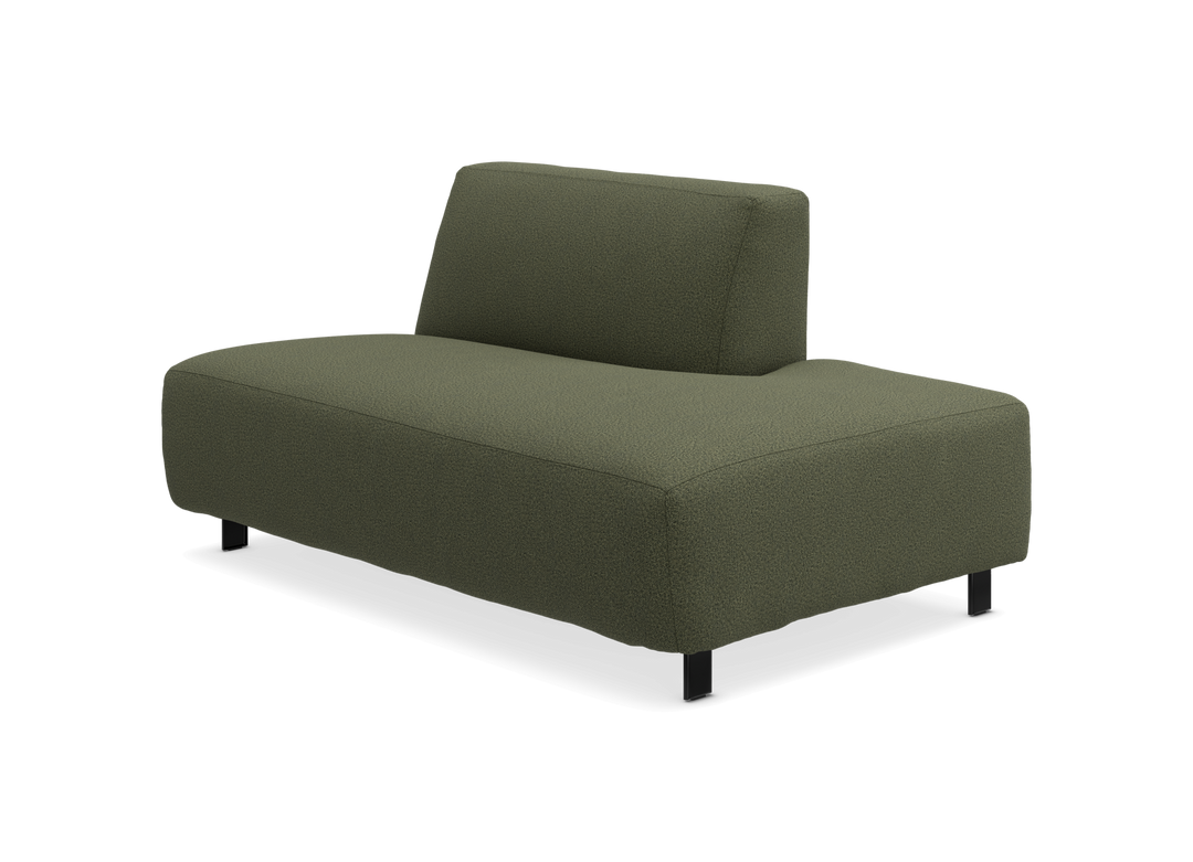 Grøn modulsofa uden armlæn med lav ryg i stof med sorte ben, frilagt på hvid baggrund.