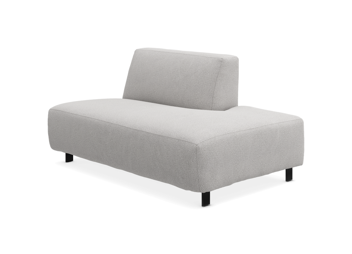 Lysegrå modulsofa med lav ryg og sorte ben, frilagt på hvid baggrund.