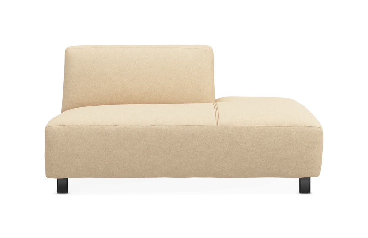 Beige armløs modulsofa med lav ryg og sorte ben, frilagt på hvid baggrund.