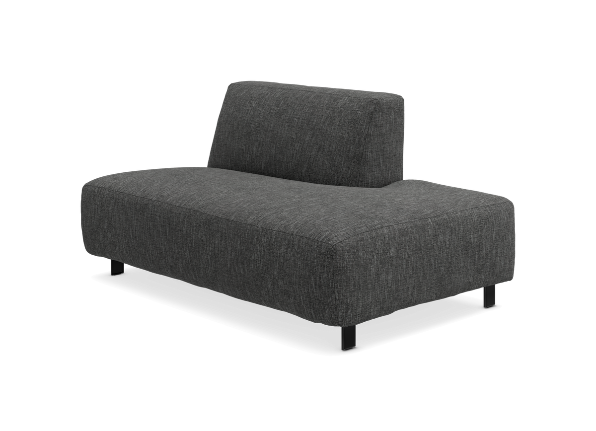 Mørkegrå modulsofa med ryglæn, frontskrå vinkel i studie.