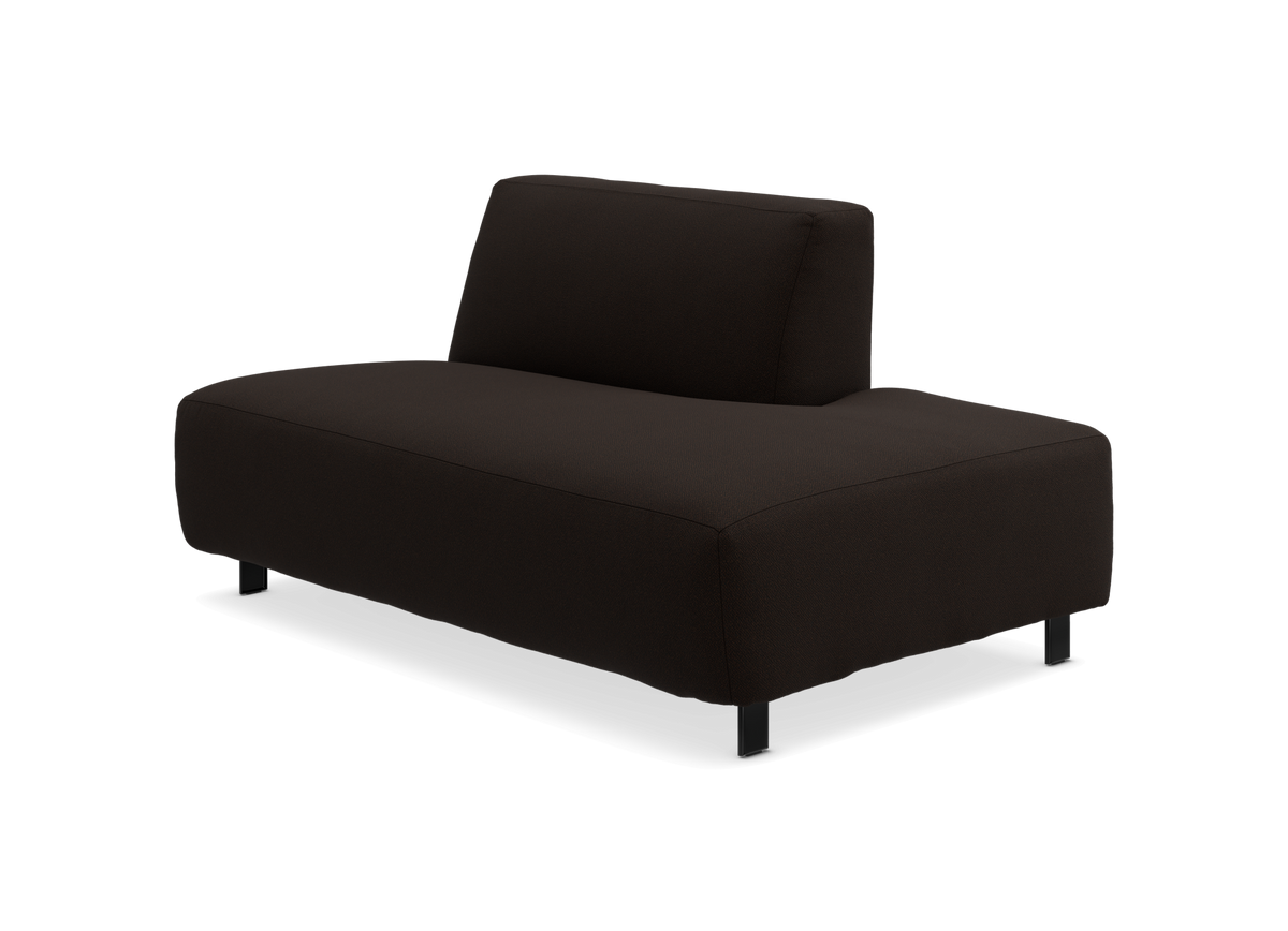 Modulsofa i mørkebrun tekstil med centralt ryglæn, vist i trekvart vinkel.