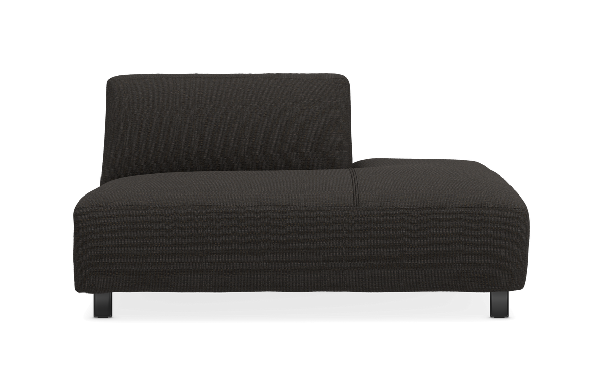 Mørkegrå modulsofa med lav ryg og ekstra bred siddeplads, set lige forfra.