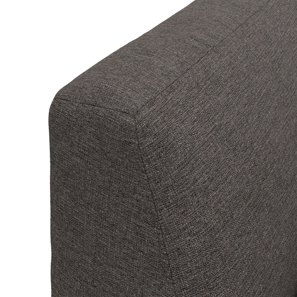 Nærbillede af mørkegråt sofa-armlæn i vævet tekstil med synlige syninger.