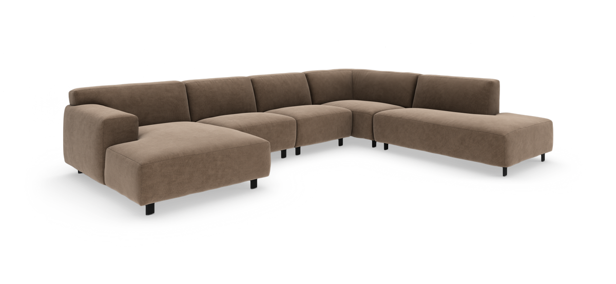 Brun modulsofa i U‑form med lav ryg og sorte ben, vist i studie.