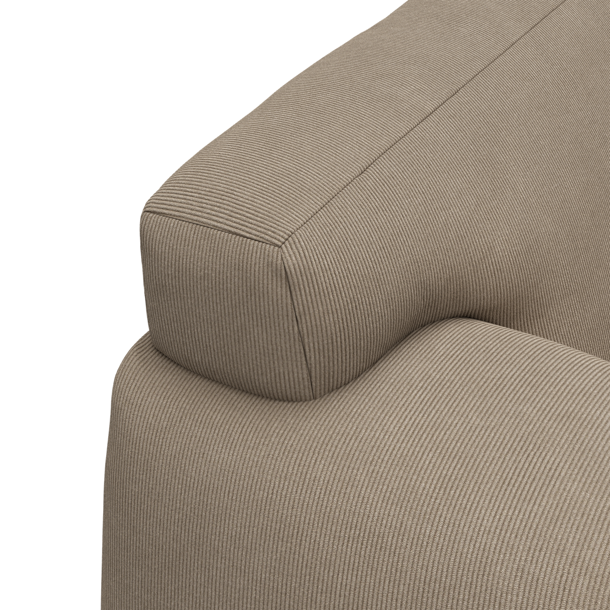Nærbillede af beige sofa-armlæn i bredriflet fløjl (corduroy).
