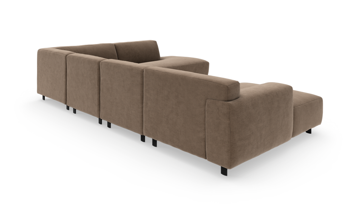 Modulær brun hjørnesofa med chaiselong, set bagfra i studielys.