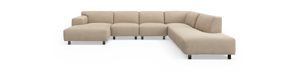Beige modulær hjørnesofa i L‑form med venstre chaiselong, lav ryg og sorte ben, frilagt produktbillede.