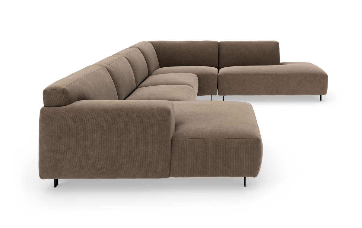 Brun modulsofa i U‑form med chaiselong til højre i corduroy-lignende stof, frilagt på hvid baggrund.