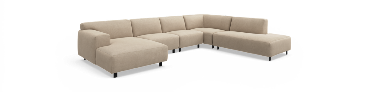 Beige modulopbygget L‑hjørnesofa med sorte ben, frilagt.